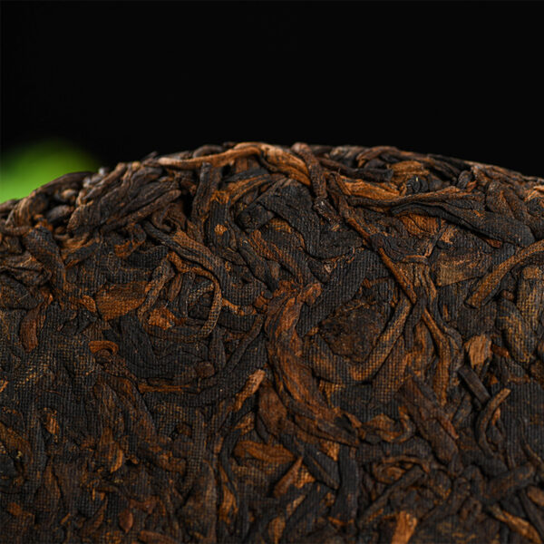 主图-2 云南西双版纳易武正山乔木野生茶饼357g熟茶大叶种晒青茶现货 Yunnan Xishuangbanna Yiwu Zhengshan Arbor Wild Tea Cake, 357g Ripe Tea, Large-leaf Sun-dried Green Tea, In Stock for Wholesale