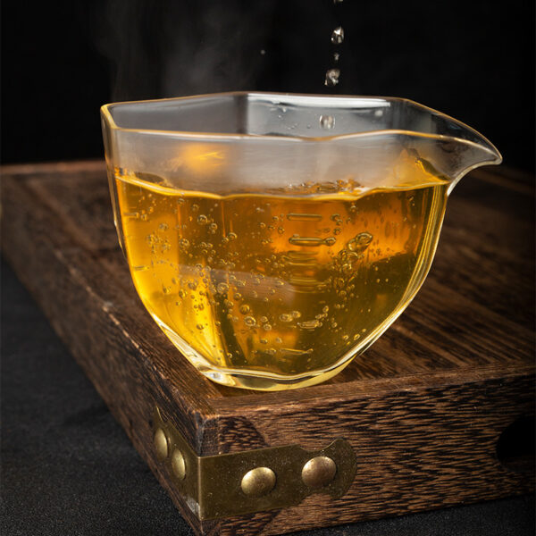 云南普洱茶2019年勐海头春大树茶王青饼 357g普洱生茶七子饼   Yunnan Pu'er Tea 2019 Menghai First Spring Big Tree Tea King Green Cake, 357g Pu'er Raw Tea Seven Sons Cake