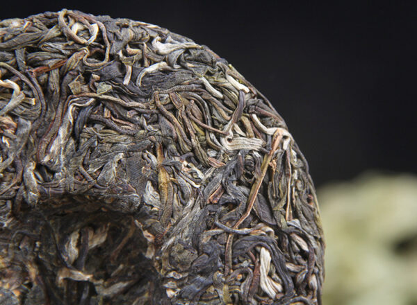 云南普洱茶叶生茶饼 昔归荒野茶100g/饼古树非老班章冰岛茶叶  Yunnan Pu'er Raw Tea Cake - Xigui Wild Tea, 100g per cake. It is ancient tree tea, not Lao Banzhang or Bingdao tea.