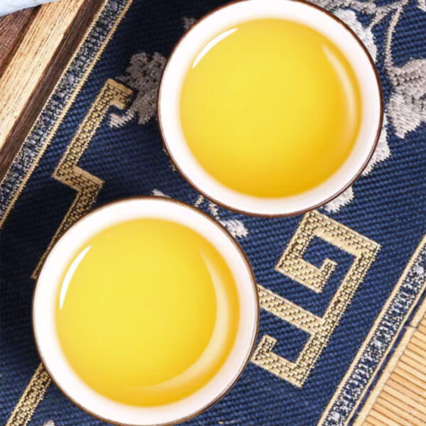 云南普洱茶2019年勐海头春大树茶王青饼 357g普洱生茶七子饼   Yunnan Pu'er Tea 2019 Menghai First Spring Big Tree Tea King Green Cake, 357g Pu'er Raw Tea Seven Sons Cake