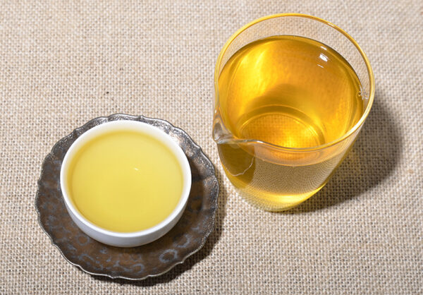 云南普洱茶2019年勐海头春大树茶王青饼 357g普洱生茶七子饼 Yunnan Pu'er Tea 2019 Menghai First Spring Big Tree Tea King Green Cake, 357g Pu'er Raw Tea Seven Sons Cake