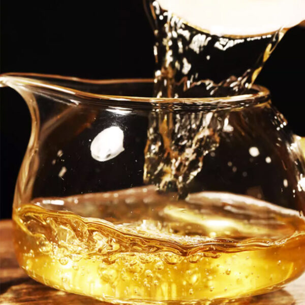 云南普洱茶2019年勐海头春大树茶王青饼 357g普洱生茶七子饼   Yunnan Pu'er Tea 2019 Menghai First Spring Big Tree Tea King Green Cake, 357g Pu'er Raw Tea Seven Sons Cake